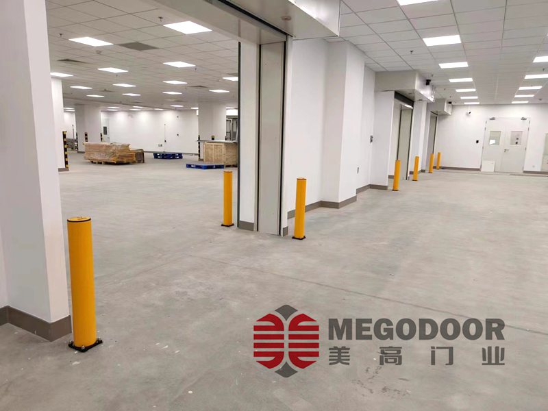 Guardians of the Gate: Flexible Bumper Post Systems Provide Safety Barriers for Industrial Fast Rolling Doors插图1